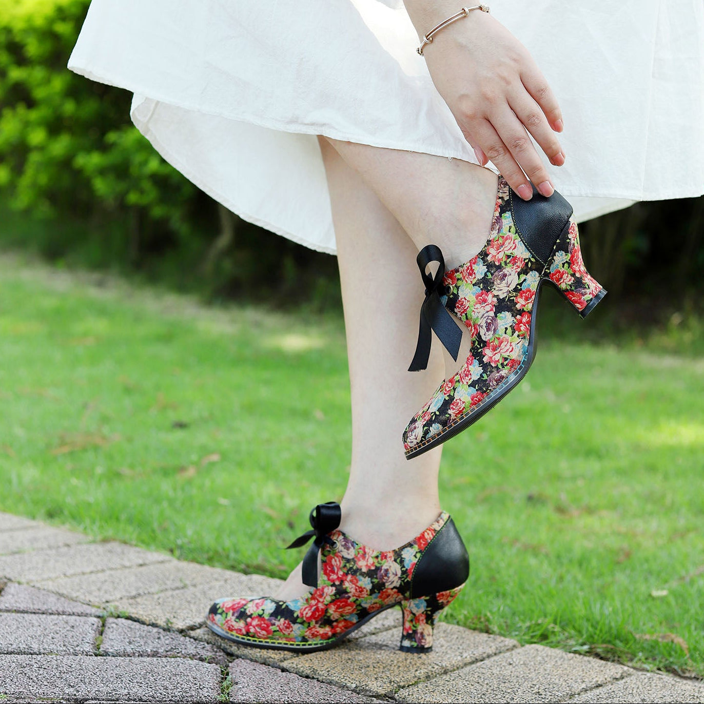 Hand-Painted Floral Laces Elegant Pumps